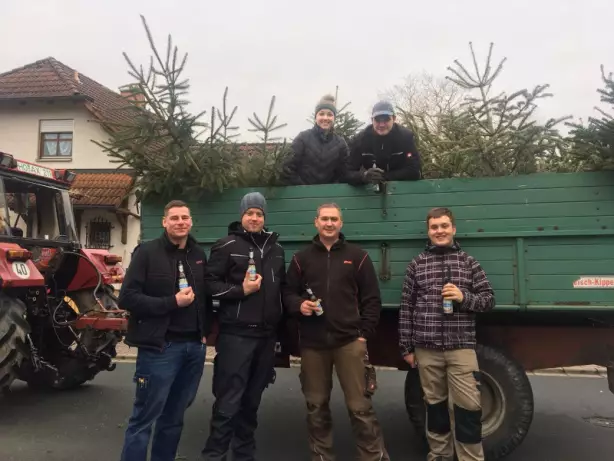 Feuerwehr sammelt Weihnachtsbäume ein