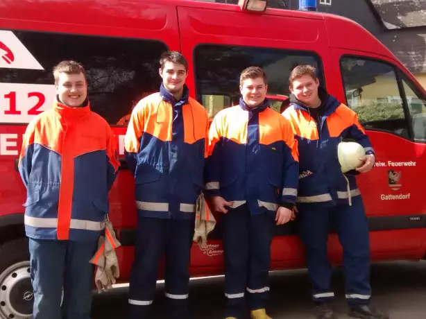Feuerwehrnachwuchs besteht Grundausbildung